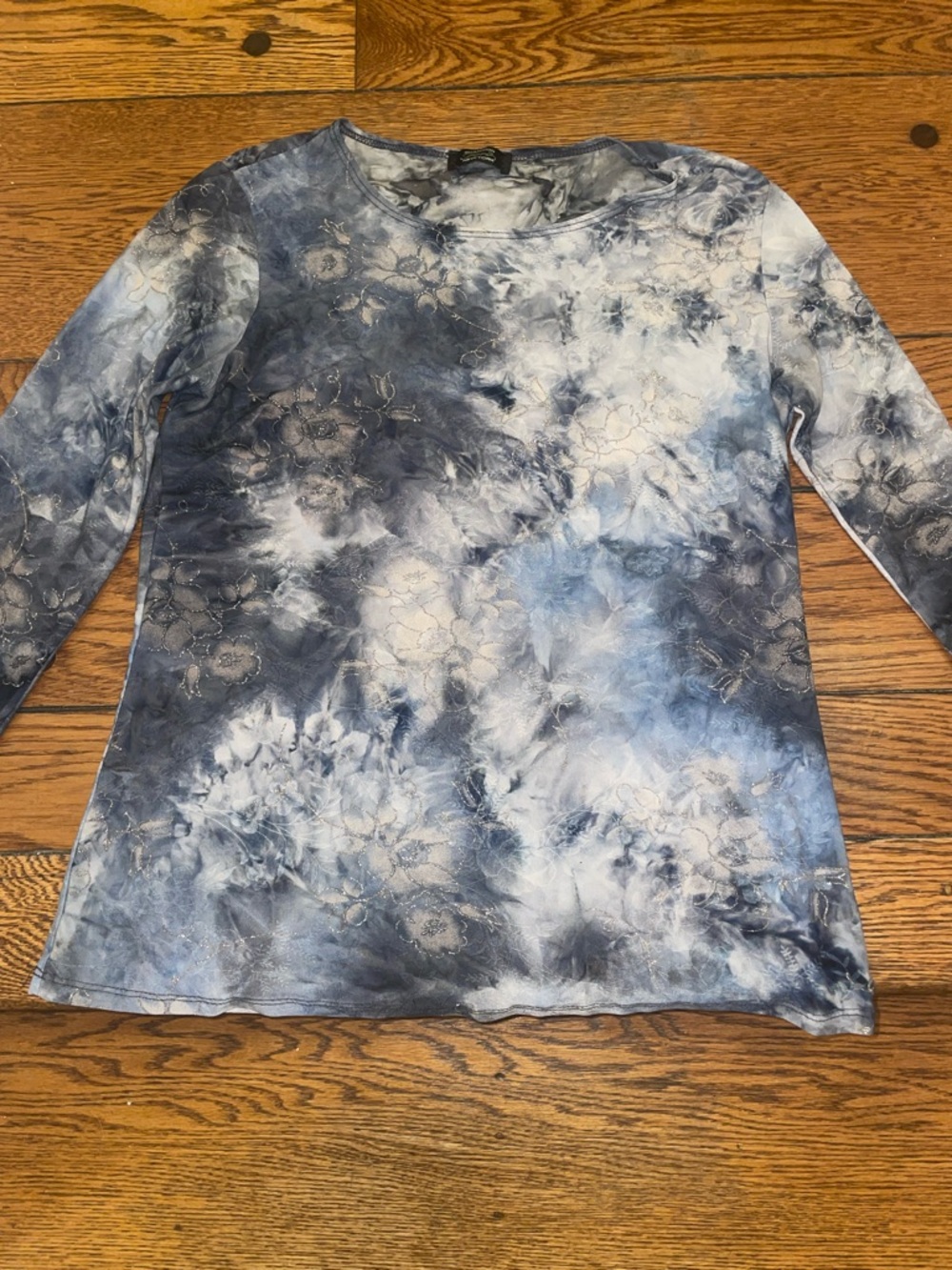 Pretty Vintage top. Blue&grey design.
Silver threading throughout. Size small.